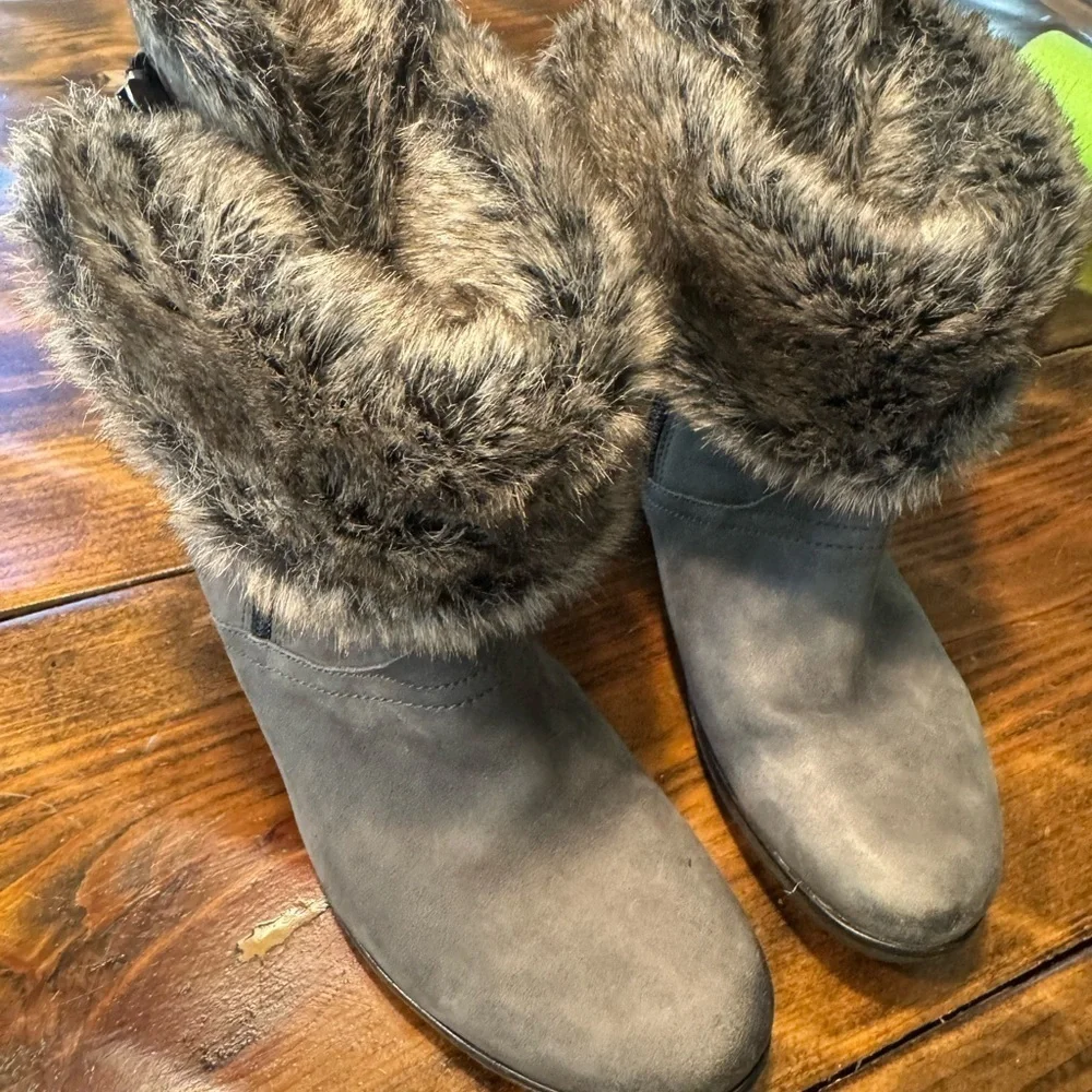 Earthies gray suede booties with faux fur & zippers.  Size 8